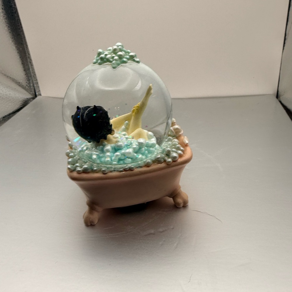 Betty Boop Bubble Bath Snowglobe - Picture 3 of 6